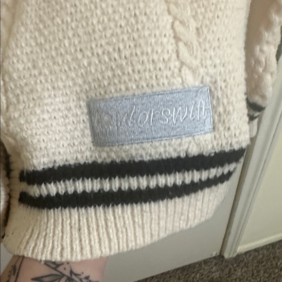 EUC Taylor Swift Cable Knit Star Stitched Cardigan - Picture 2 of 4